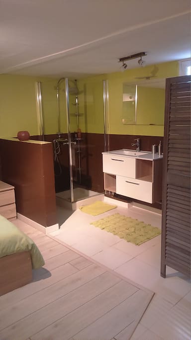la chambre avec le lit en 140.