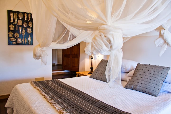 配备独立卫生间和露台通道的双人房