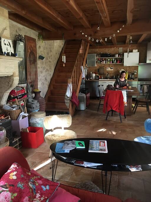 Pièce de vie Rez de chaussée Côté Cuisine et côté bibliothèque canapé