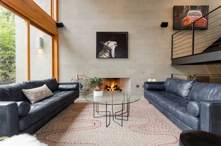 Private Oasis in Vancouver with Pool and Hot Tub gallery image 3