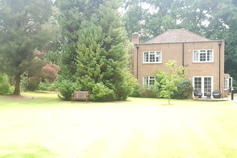 4 bedroom detached house in lovely, leafy grounds