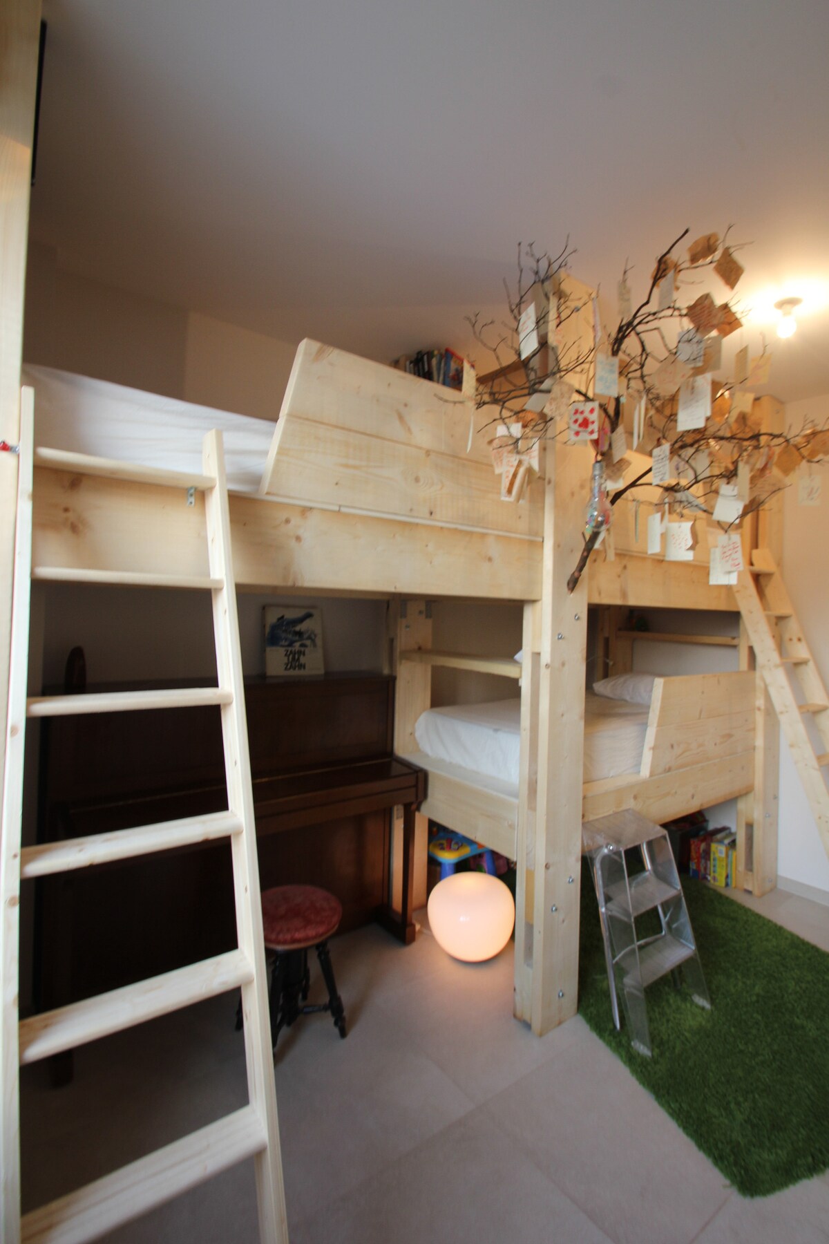 La segunda  habitación con 3 camas individuales de 90 x 200 cms 