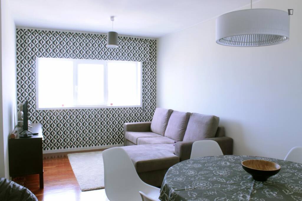 Sala de estar com TV e ar condicionado.
