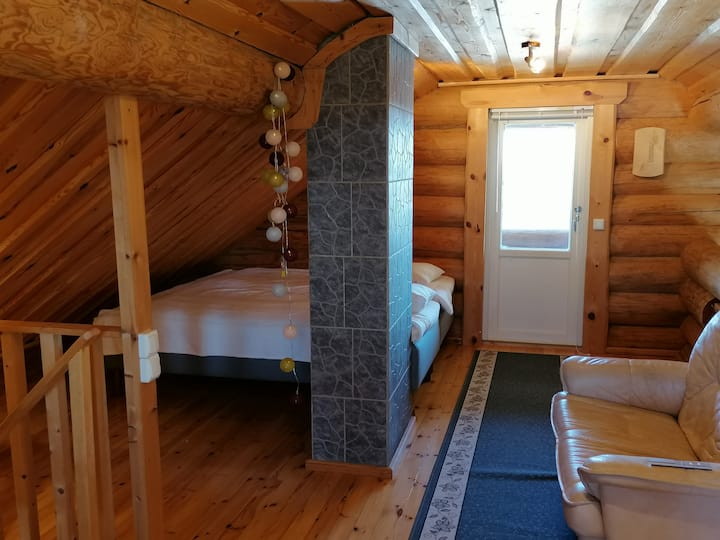 Kaksi runkopatja-sänkyä ja ovi etelän parvekkeelle