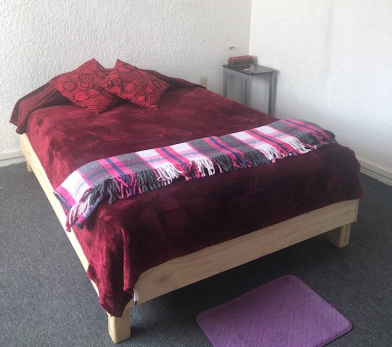 Cama matrimonial. Flexibilidad en cantidad de cobijas o edredones. Pulcritud en limpieza garantizada. Si requieres un espacio individual adicional podemos adaptarlo.