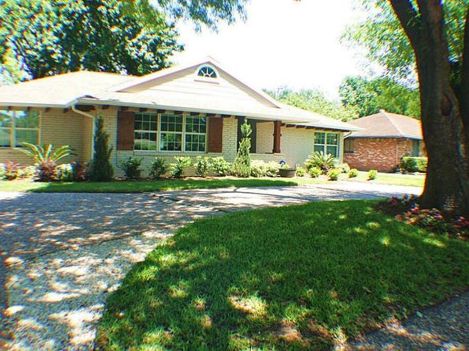 Curved front driveway...easy in and out