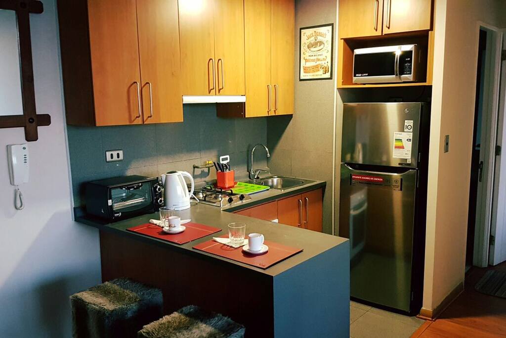 Kitchen. Brand new refrigerator, microwave, electric kettle and pretty much anything you may need is available and ready to be used!
Cocina. Refrigerador nuevo, microondas, hervidor y prácticamente todo lo necesario está disponible para que lo utilices.