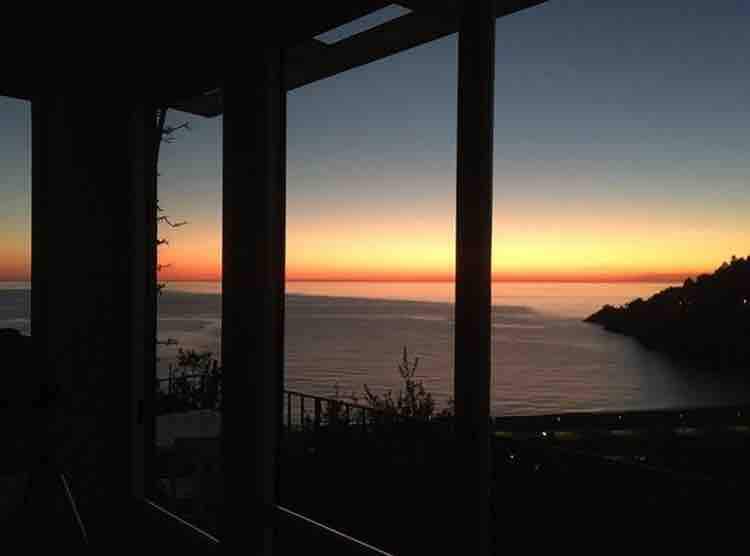 Изглед към залеза отвътре / залез отвътре