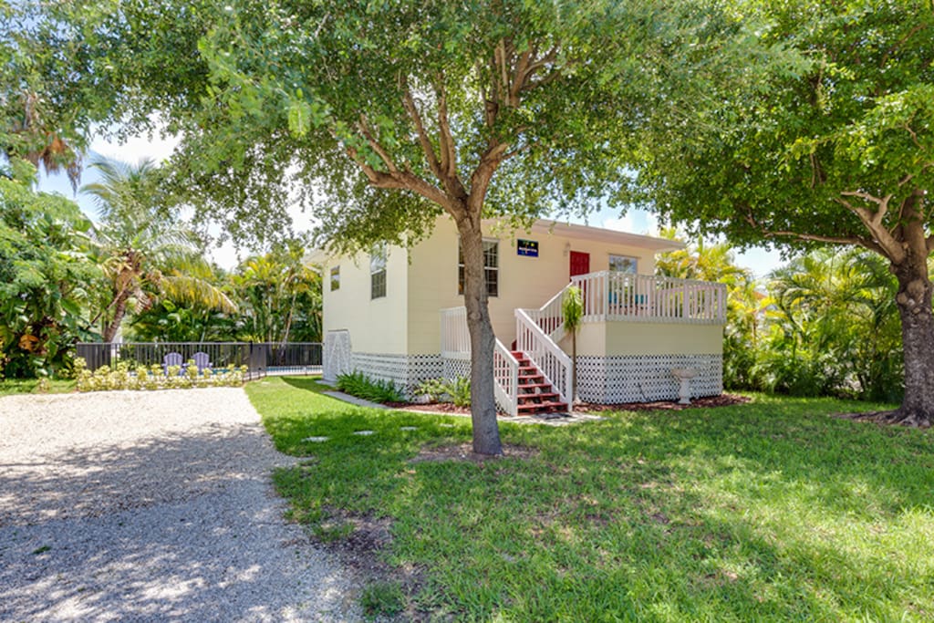 Cute north end cottage on large lot