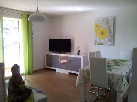 Popular Airbnb listing: Beautiful T3 sea view, air-conditioned, sea & shops 5 minutes away in Sausset Les Pins