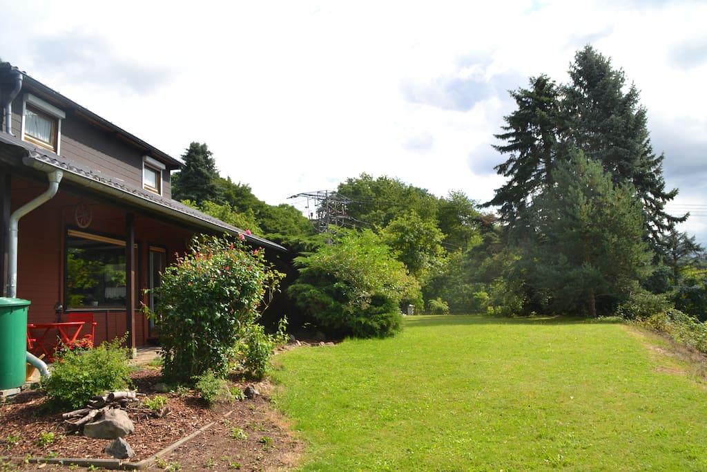 Großer Garten, ideal zum Freilauf für Hunde