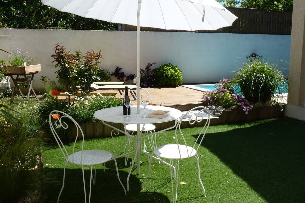 Terrasse et jardin fleuri
