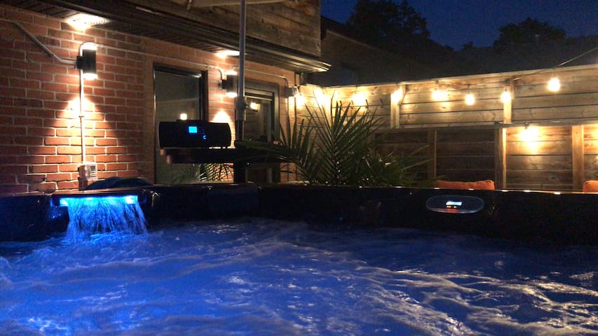 Breathtaking Hot Tub Oasis 9 Guest 4BR 3WR Firepl