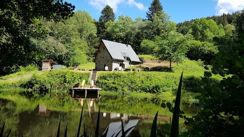 Stay cottage and pond in the heart of volcanoes