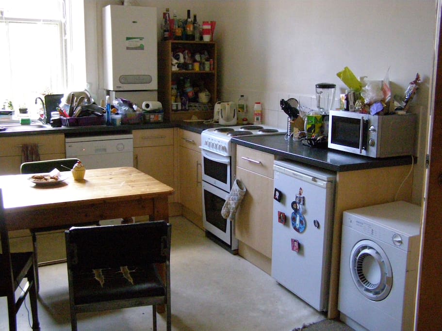 Spacious kitchen, dishwasher, washer, 4 hob, microwave etc