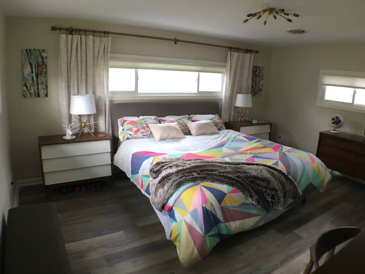 El dormitorio principal está equipado con una cama tamaño king y dos cómodas exclusivamente para su uso.