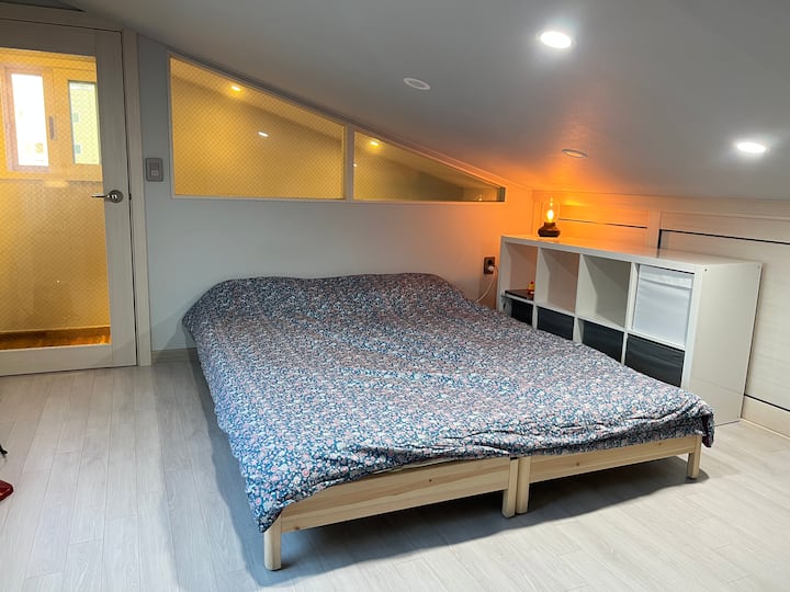 C'est une chambre en duplex