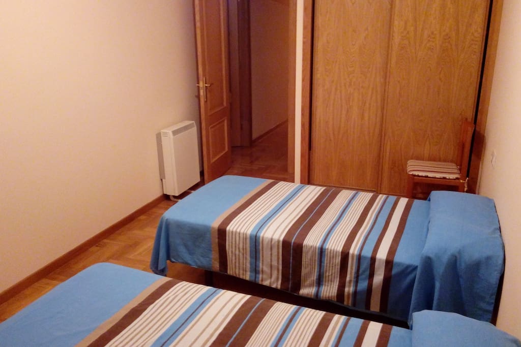 1 habitación doble (2 personas), 1 habitación matrimonio (2 personas) y 1 habitación individual (1 persona)
