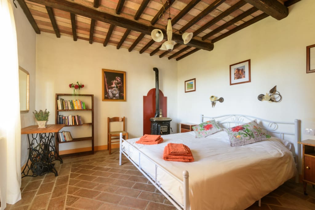 Bedroom with queensize bed
