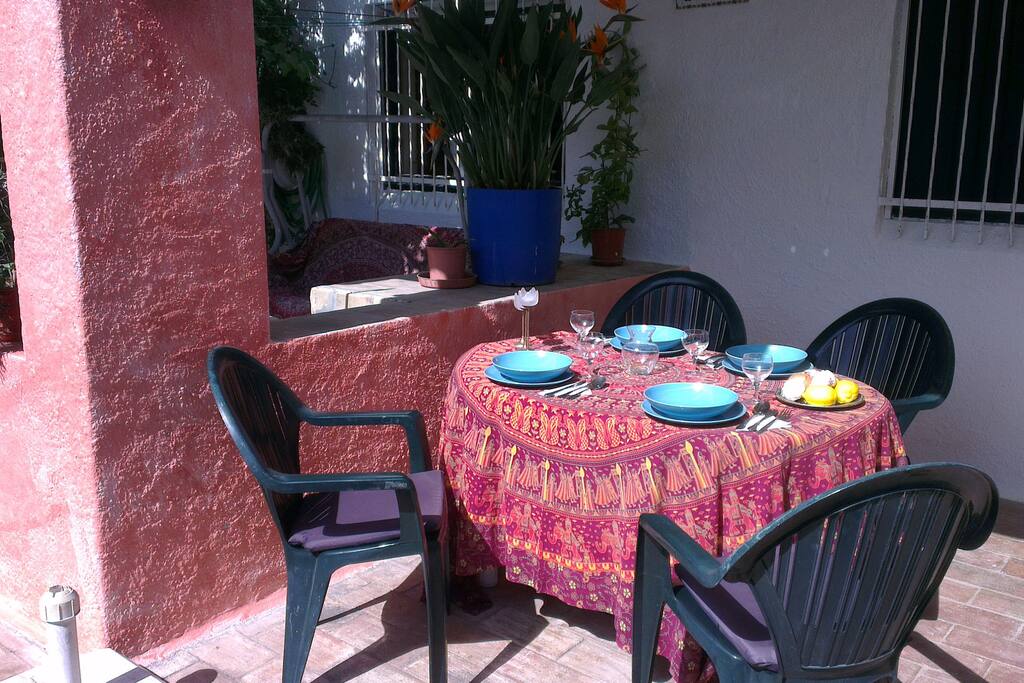Das ist der Essbereich auf der Vorderterrasse.
Hier könnt ihr lecker grillen und euch den portugiesischen kulinarischen Genüssen hin geben