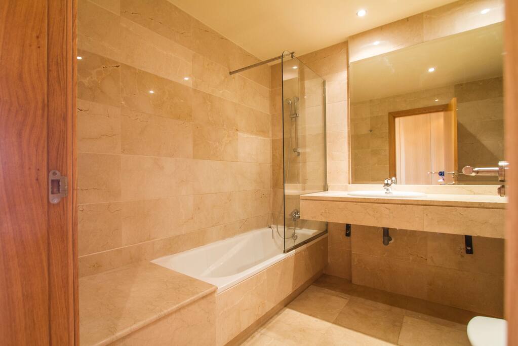 Baño privado de la habitación de matrimonio