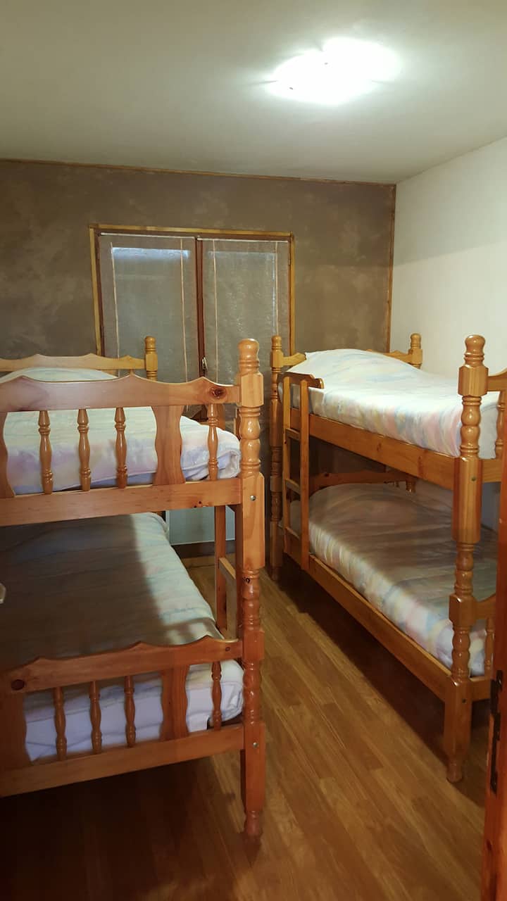 غرفة نوم 2 مع خزانة