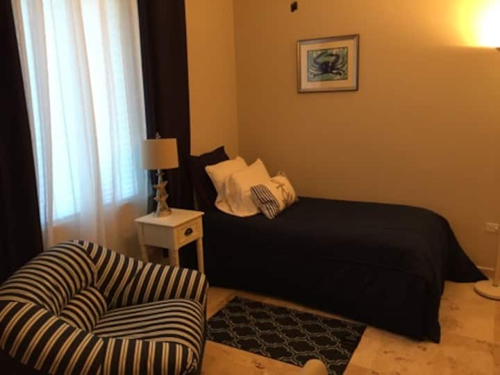 חדר שינה שלישי עם מיטה נפתחת, לשניים יש חדר רחצה צמוד.