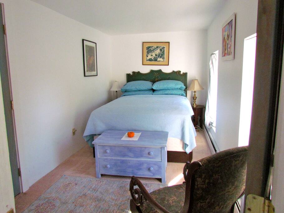 Steps III, view of the water. Brand new queen size bed, ensuite bath, frig, microwave and coffee maker.