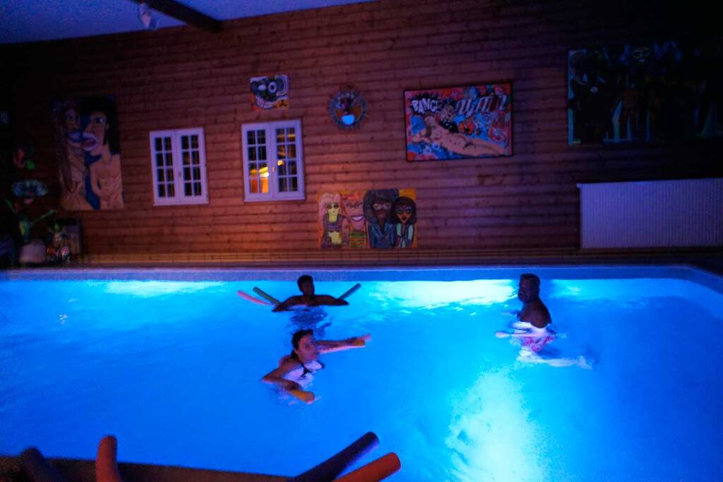 La piscine intérieure chauffée de 10m*5m et son éclairage multicolore la nui / Indor Swimming pool