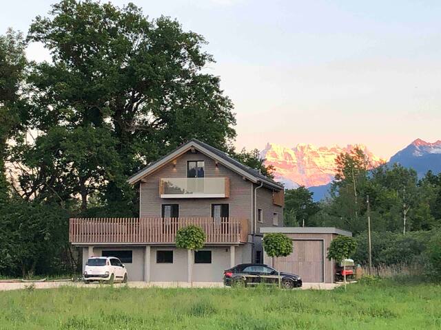 “Swiss Lake Lodge” bordering the Lake of Geneva gallery image 4