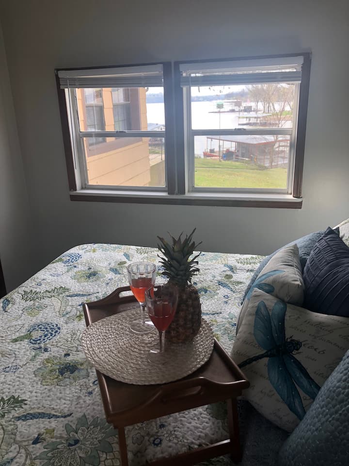 Една от спалните с изглед към езерото.