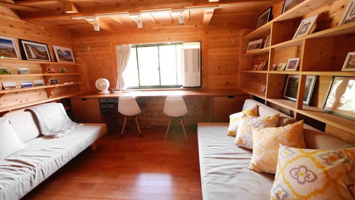 Hay una habitación loft, 2 sofás cama.