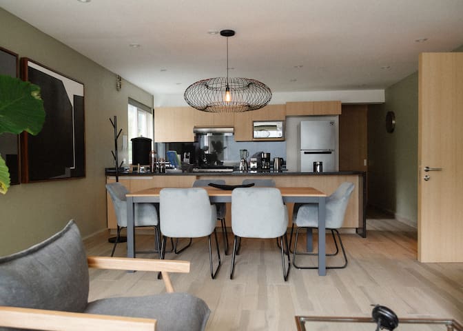 Premium 2BR Next to Ritz Carlton | Balcony