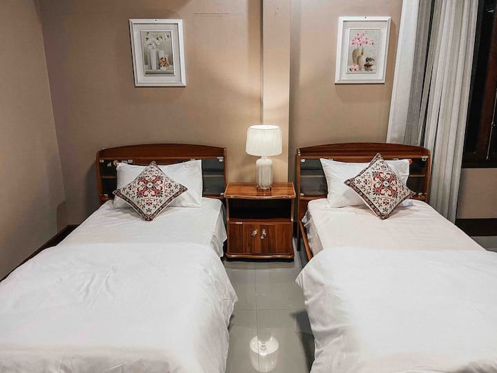 غرفة نوم مع سريرين مفردين