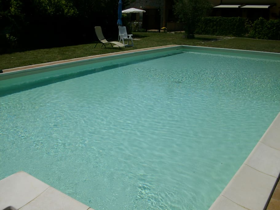 GRANDE PISCINA NEL PARCO RECINTATO