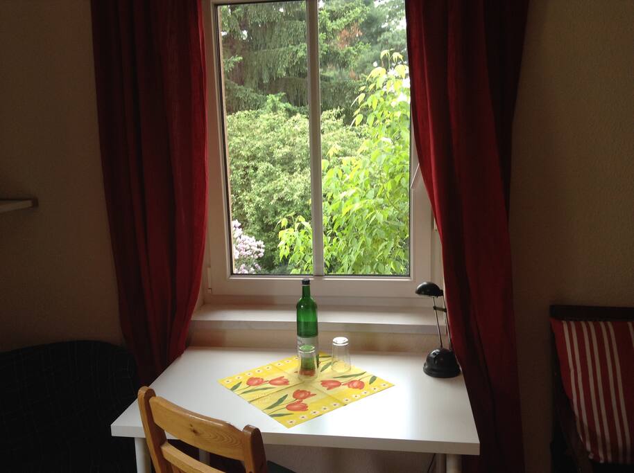 Blick vom Bett aus dem Fenster