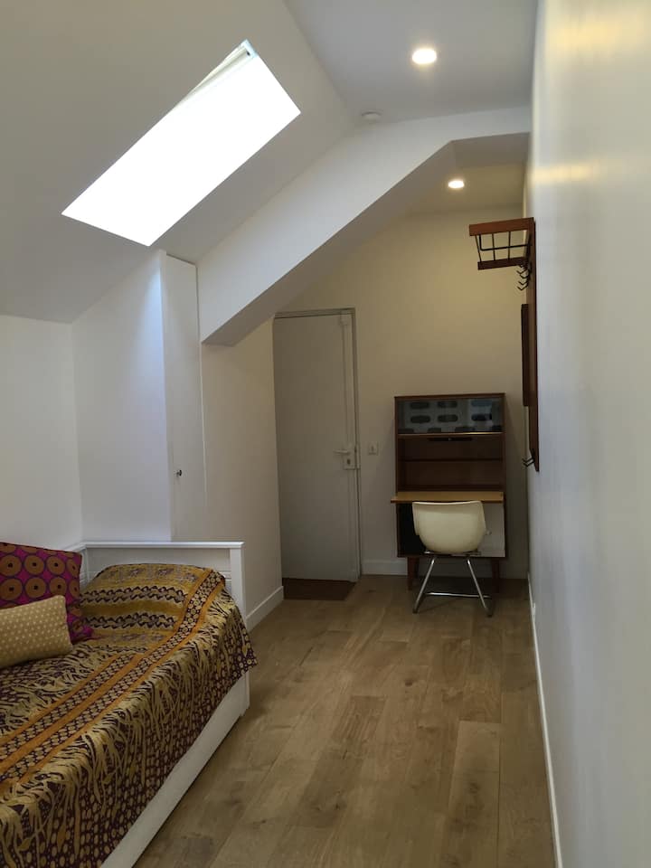 Un segundo dormitorio en la entrada con una puerta corredera y una cama individual que se convierte en una cama doble para una pareja o dos niños. También un secretario para una zona de escritorio. 