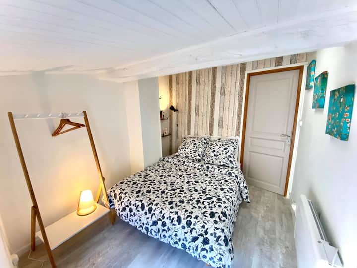 Cama de 140x190.
Hay una ventana frente a la cama. 