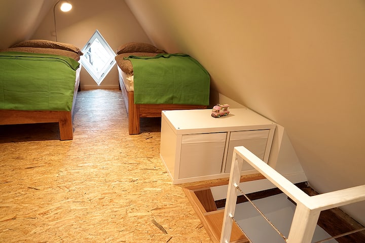 ห้องนอนเด็กบนห้องใต้หลังคา