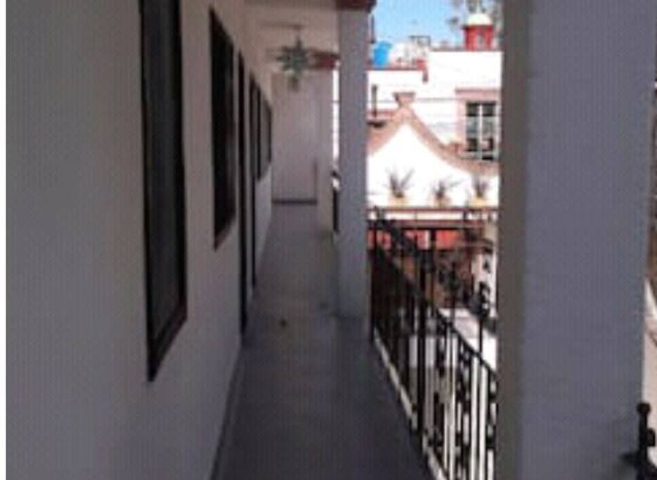 pasillo común de la habitación en la segunda planta