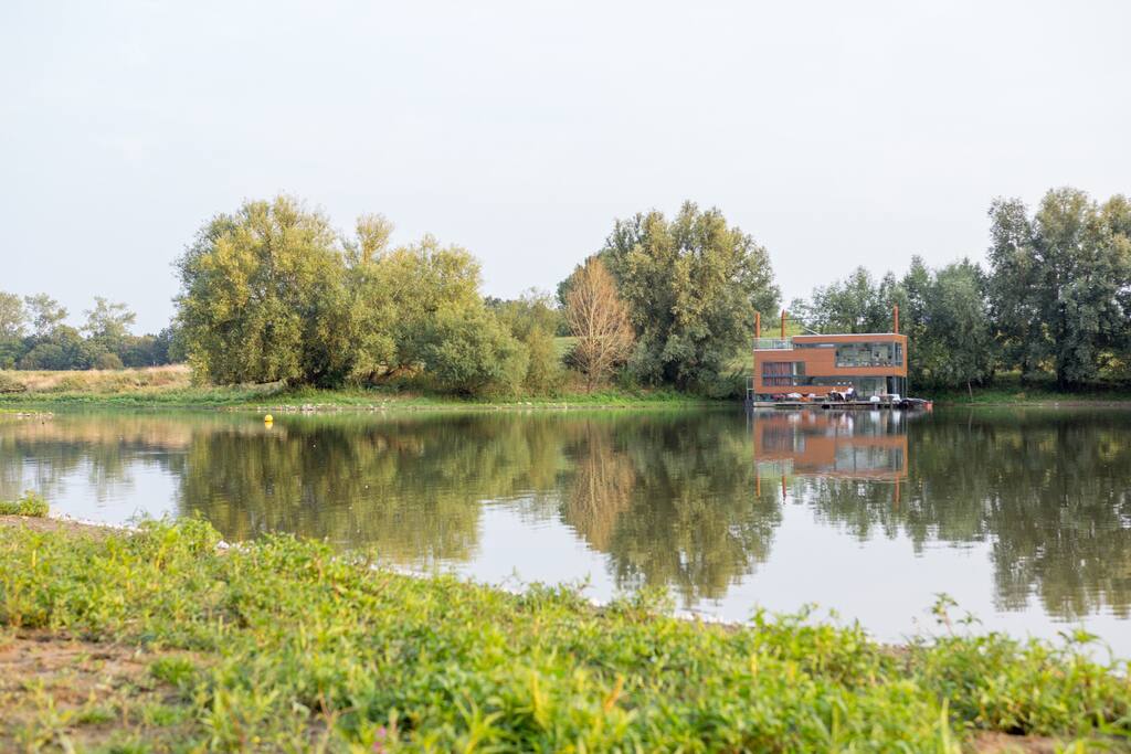 De woonark vanaf het eilandgezien