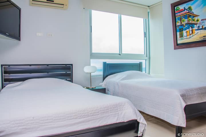 ดูห้อง 2 พร้อมเตียง 2 เตียงวิวเมืองทีวี HD Wi-Fi และห้องน้ำ 