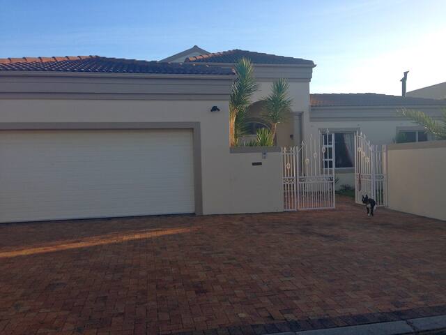 Family Home at the Beach gallery image 2