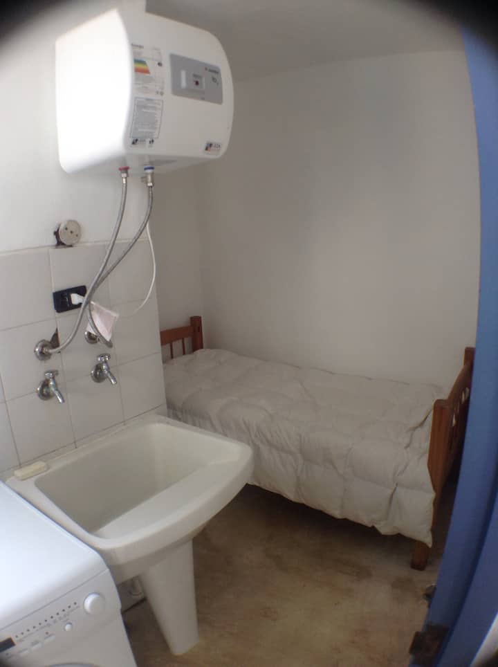 غرفة نوم خدمة الطابق الأرضي.