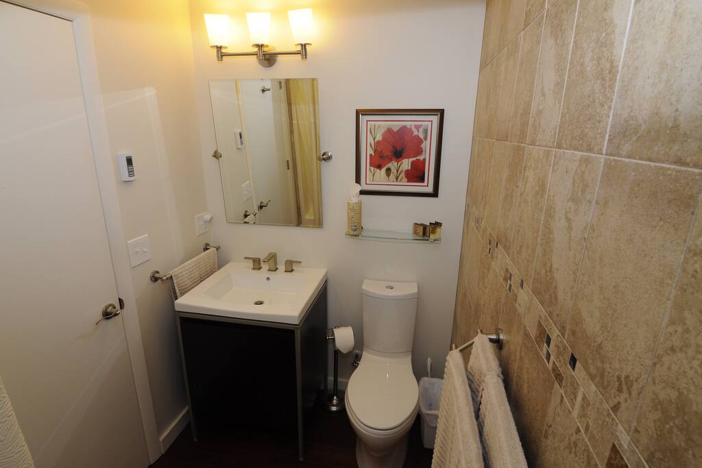 Bathroom - Bright and tastefully decorated