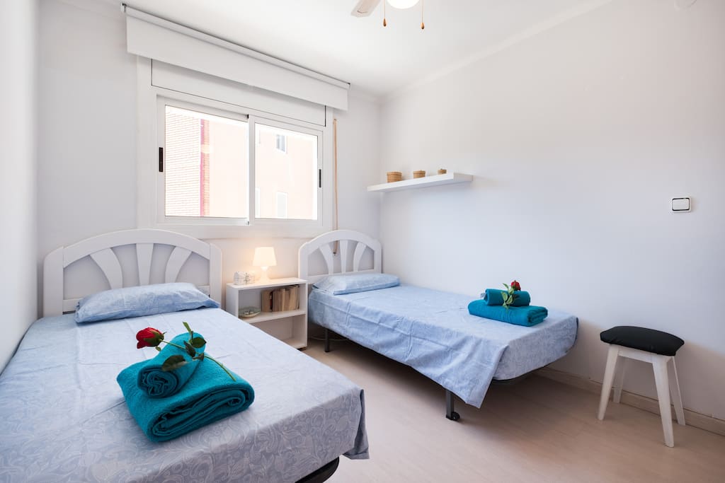 Bedroom with 2 single bed