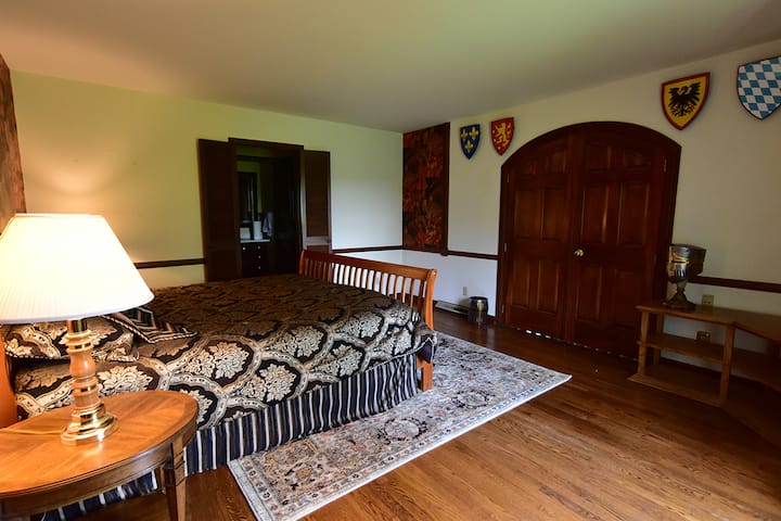 Cama tamaño king en la suite Sir Galahad