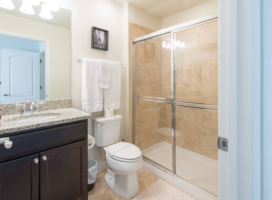 Bathroom 4 (upstairs)