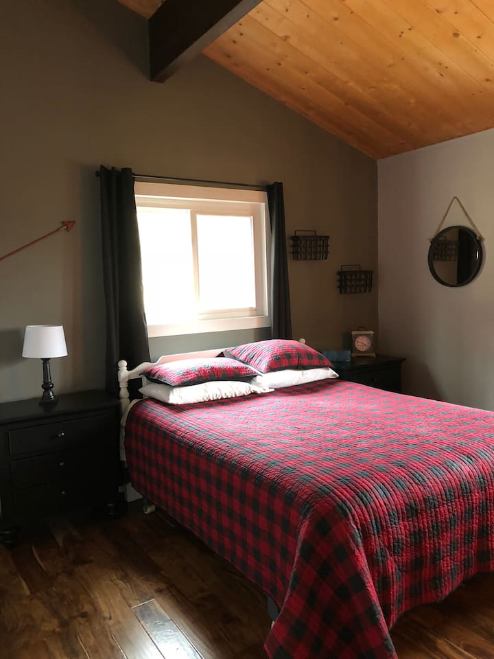 ห้องนอนใหญ่ #1 (เตียงควีนไซส์)