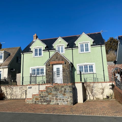 Stunning Solva house with seaview and hot tub